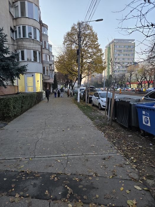 Închiriez spațiu comercial central 65m2.