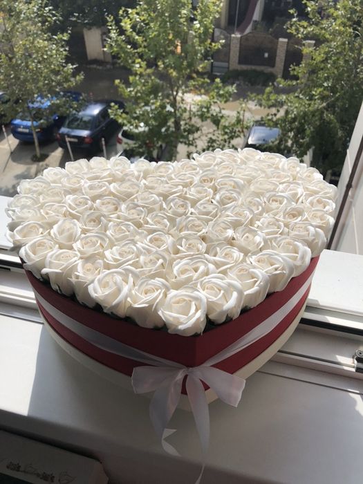 Cutie cu trandafiri in forma de inima 200 lei