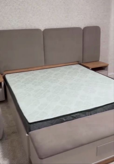 Кровать с гарнитурой