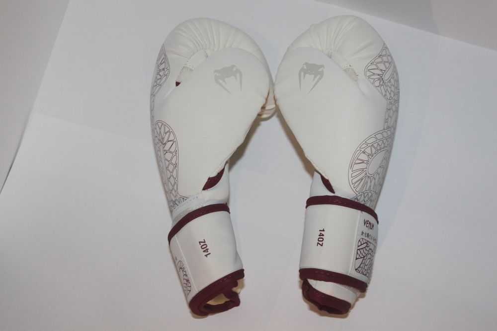 Боксерские перчатки Venum