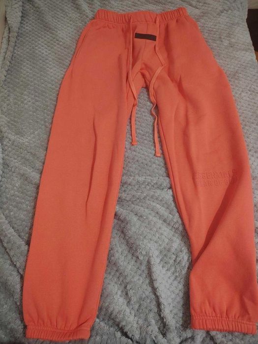 Essentials екип Coral