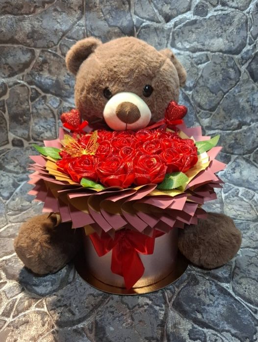 Атласные розы с игрушкой