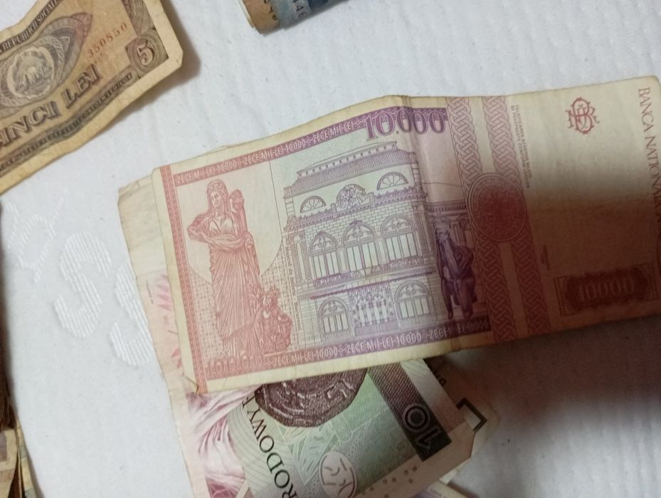 Vând bani vechi (bacnote și monezi