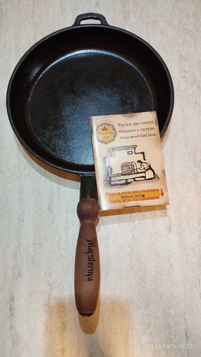 Чугунен тиган с дървена дръжка. Размери: 26 х 4 см.