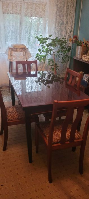 Set masa  extensibila si 4 scaune  din lemn masiv stare perfecta