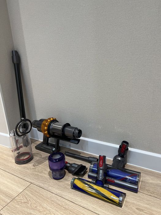 Вертикальный пылесос Dyson V15.