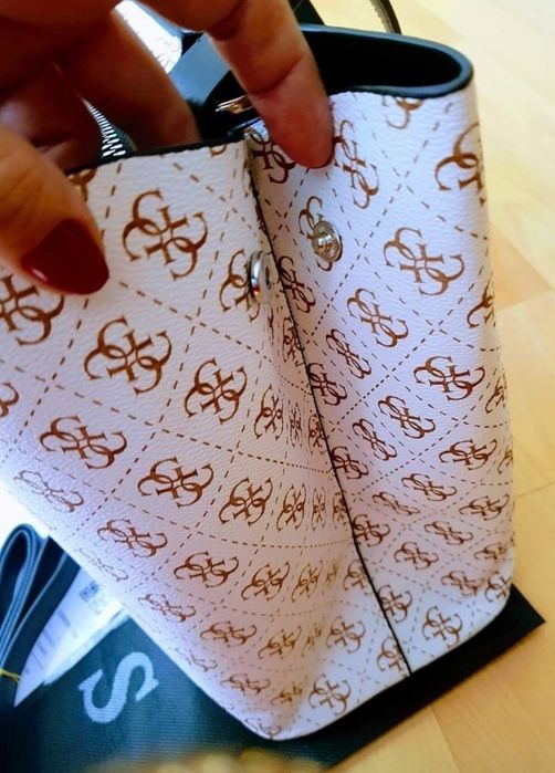 Geanta Guess alba,portofel simplu atasat, saculet,eticheta