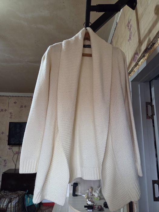 Женские тёплые вещи куртка и шерстяные кофты