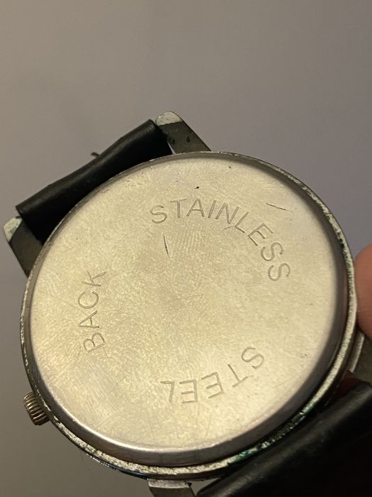 Продам часы черные на батарейках ck