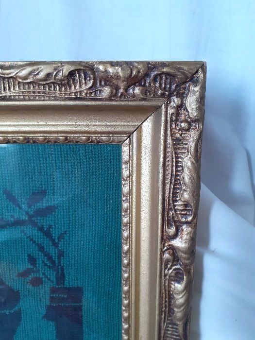 Старинен гоблен в масивна рамка