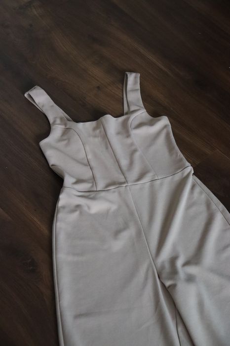 Комбинезон бежевый