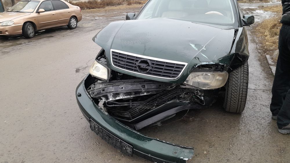 Опель Омега аварийная.