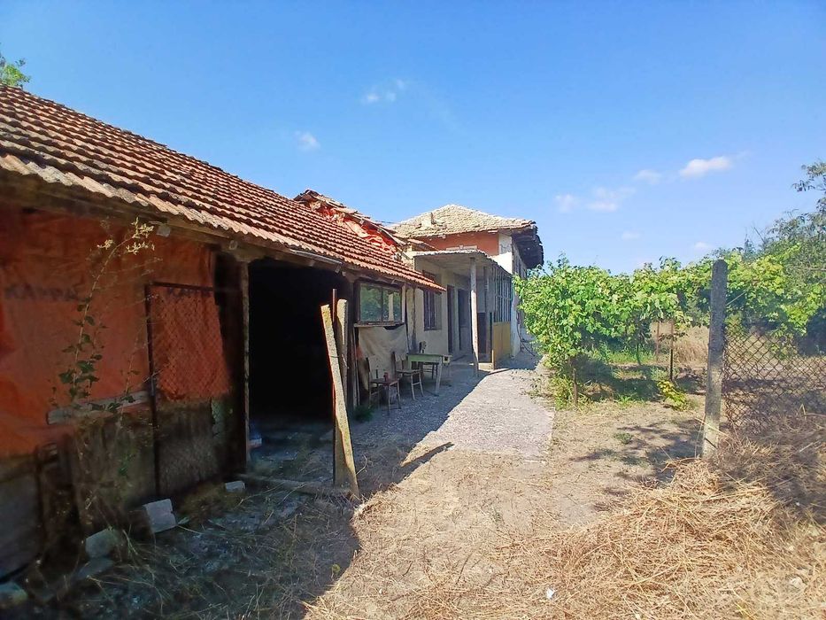 Къща с 2 декара двор, в село Кривня, обл.Варна