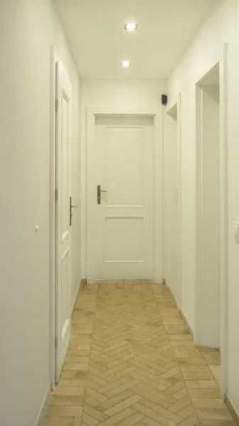 Дава се под наем Тристаен апартамент в Бургас, Център - 98 кв.м за 153 € - Снимка #1