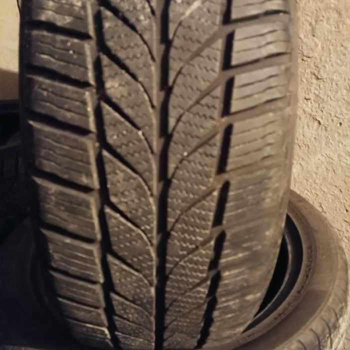 Зимни гуми 205/50/17-2 броя 35 лева