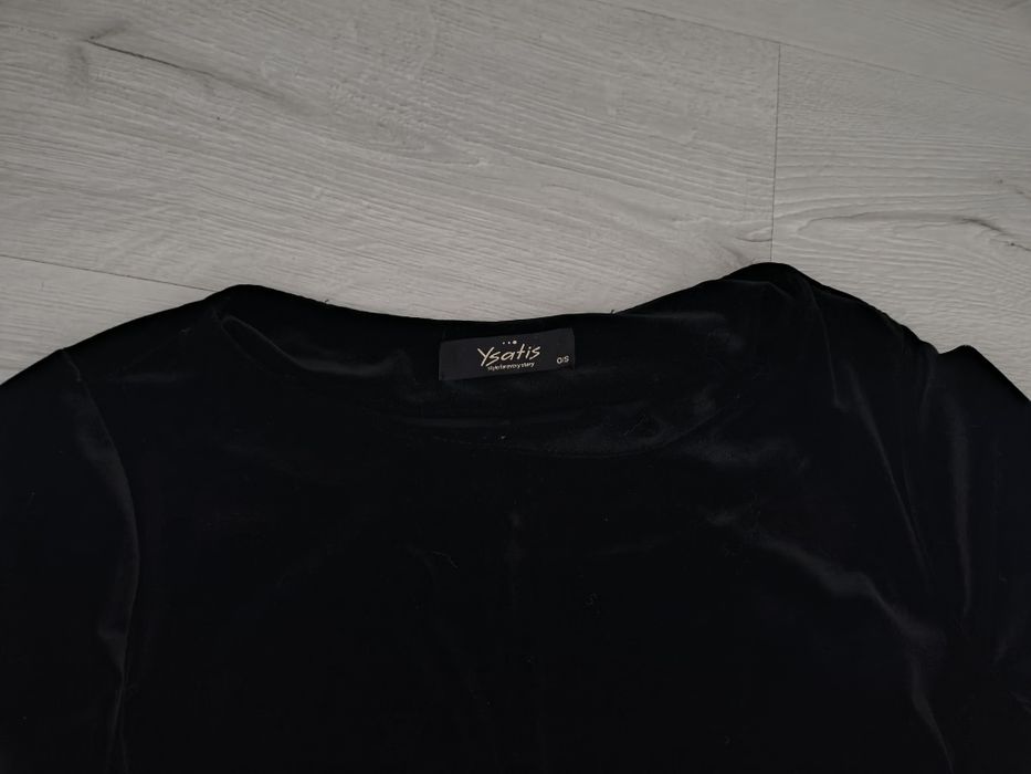 черна велурена рокля