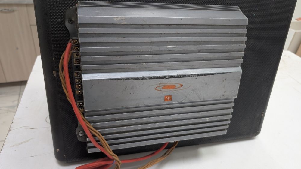 Сабвуфер Infinity с усилителем JBL