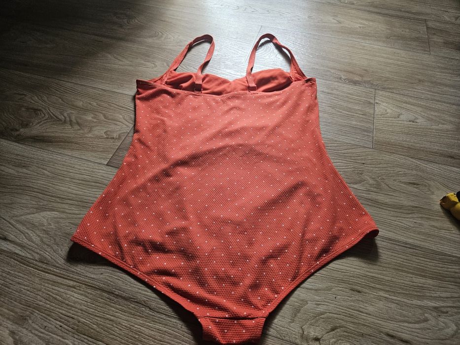 Costum de baie dintr-o singura piesa