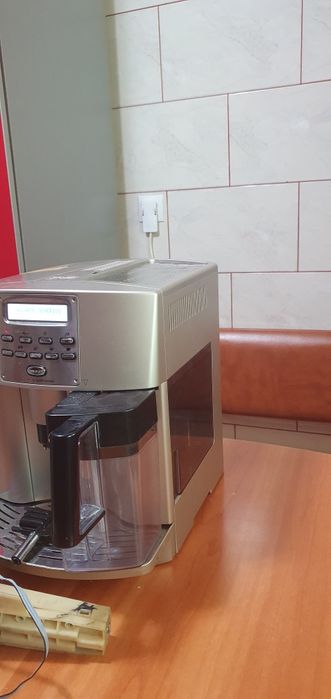 Vând espressor delonghi