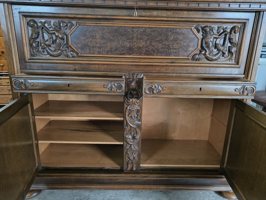 Елегантен дъбов шкаф с дърворезба