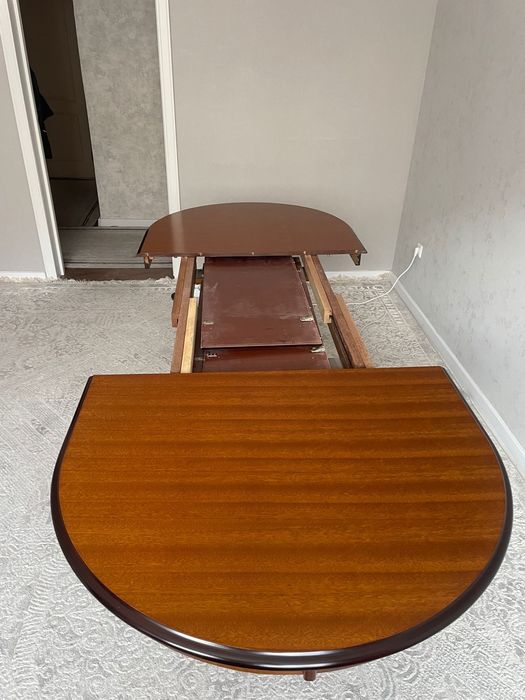 Стол и стулья в зал