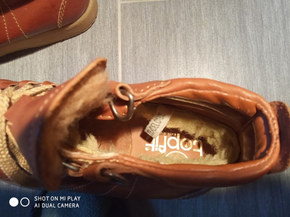 предлагат се кожени мъжки боти в естествен цвят, импрегнирани