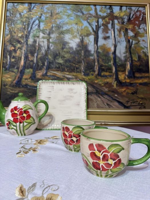 Керамичен сервиз чайник с две чашки и поднос с ръчно изрисувани цветя.