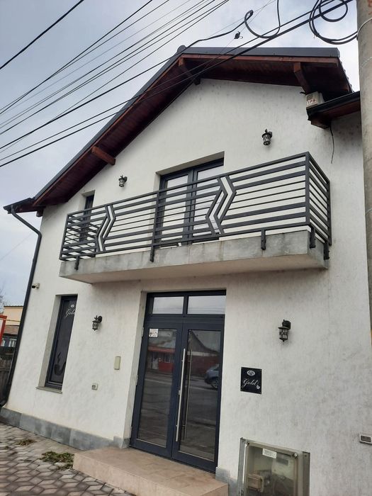 Balustrada din fier forjat și tablă decupată.