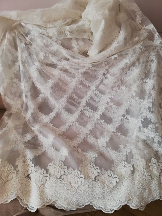 Пердето е готово за закачане с кукички