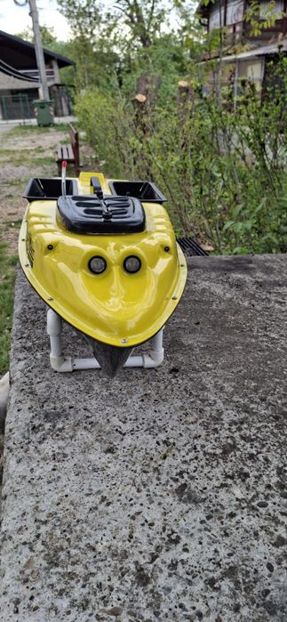 Vând barca de pescuit pentru plantat! (Navo bait) Folosită de 4 ori,e ca și nouă!