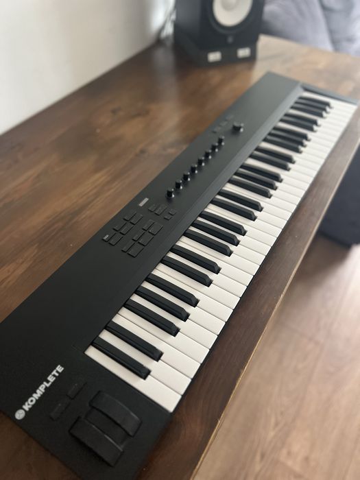 Native Instruments Komplete Kontrol A61 Миди клавиатура