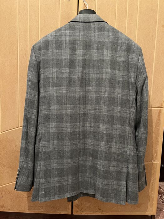 Продаются костюмы 52р  рост 6