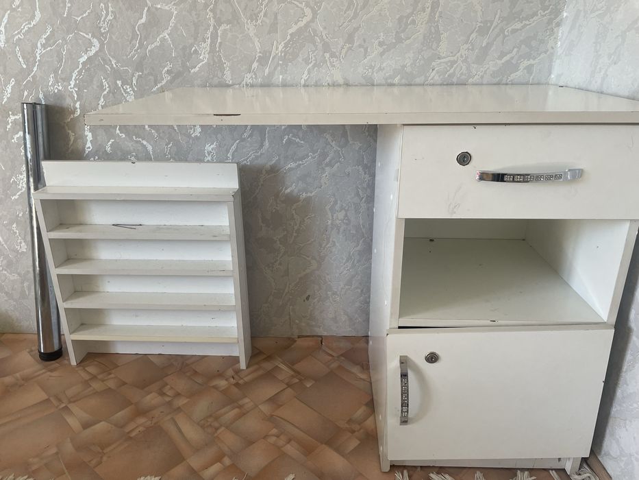 Маникюрный стол,состояние б/у