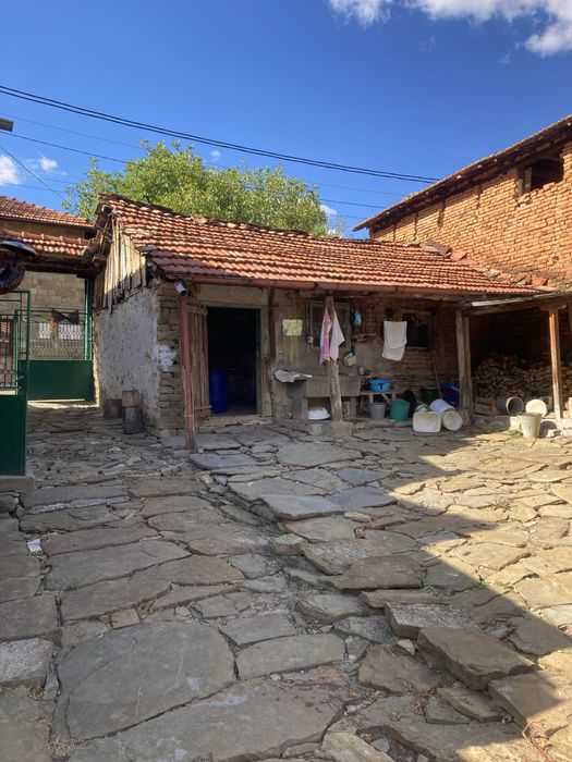 Къща с двор и геран