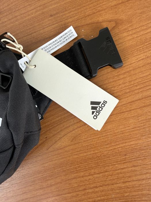 Adidas чантичка чисто нова