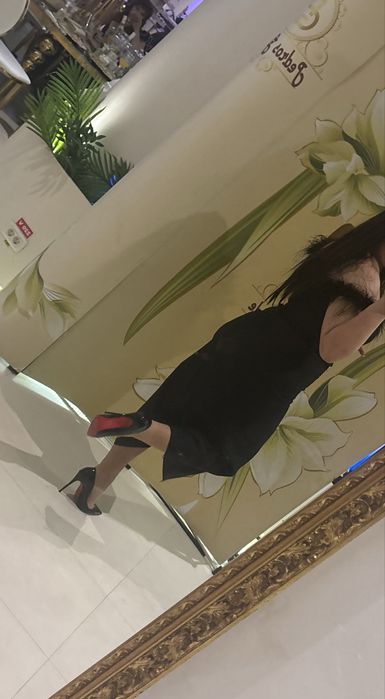 Rochie eleganta neagra cu pene si deschidere pe picior