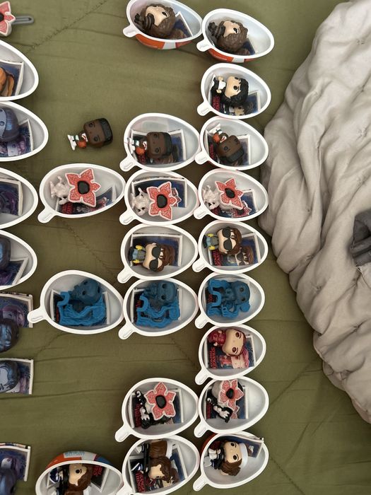 Продавам фигурки на Stranger things