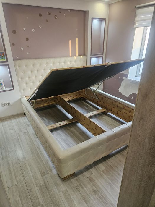 Двуспальная кровать