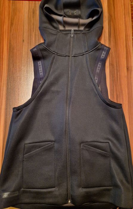 Бомбър Pinko,М размер.Неопренов елек Under Armour, XS