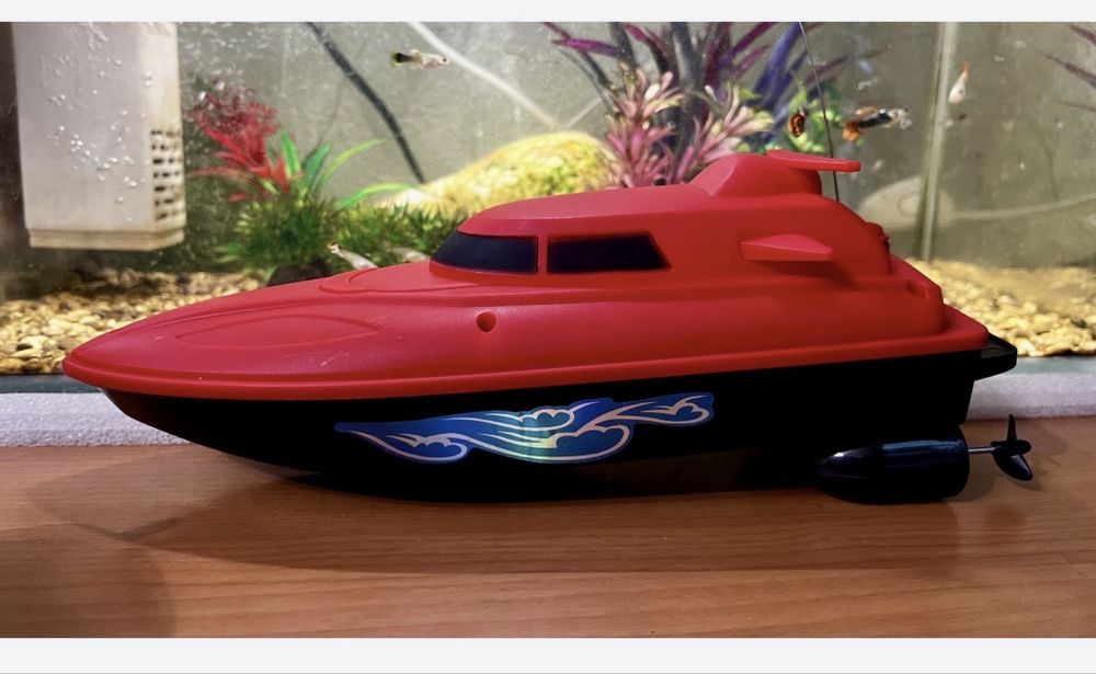 Новая лодка на радиоуправлении.