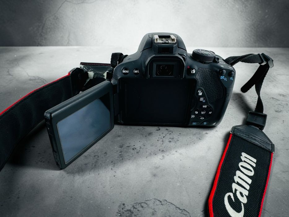 Фотоапарат Canon EOS 700D + обектив Canon EFS 18-55mm