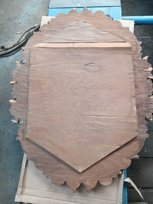 Oglindă vintage cu ramă de lemn masiv sculptat manual