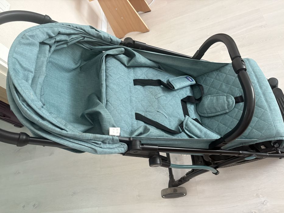 Продам прогулочную детскую коляску Chicco