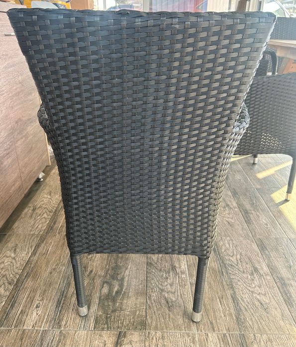 8бр. ратанови стола с маса