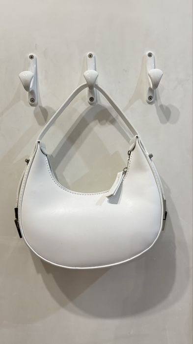 Сумки черная и белая.