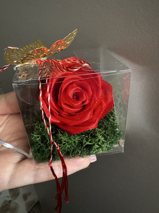 Realizez aranjamente si martisoare din flori de satin