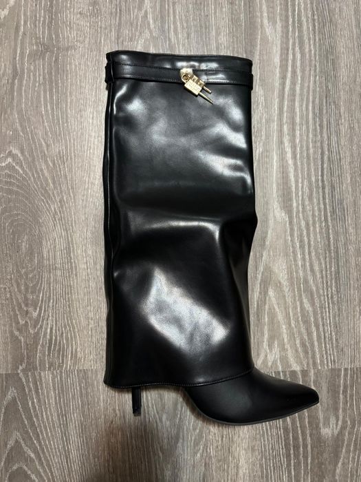 Vând cizme negre elegante