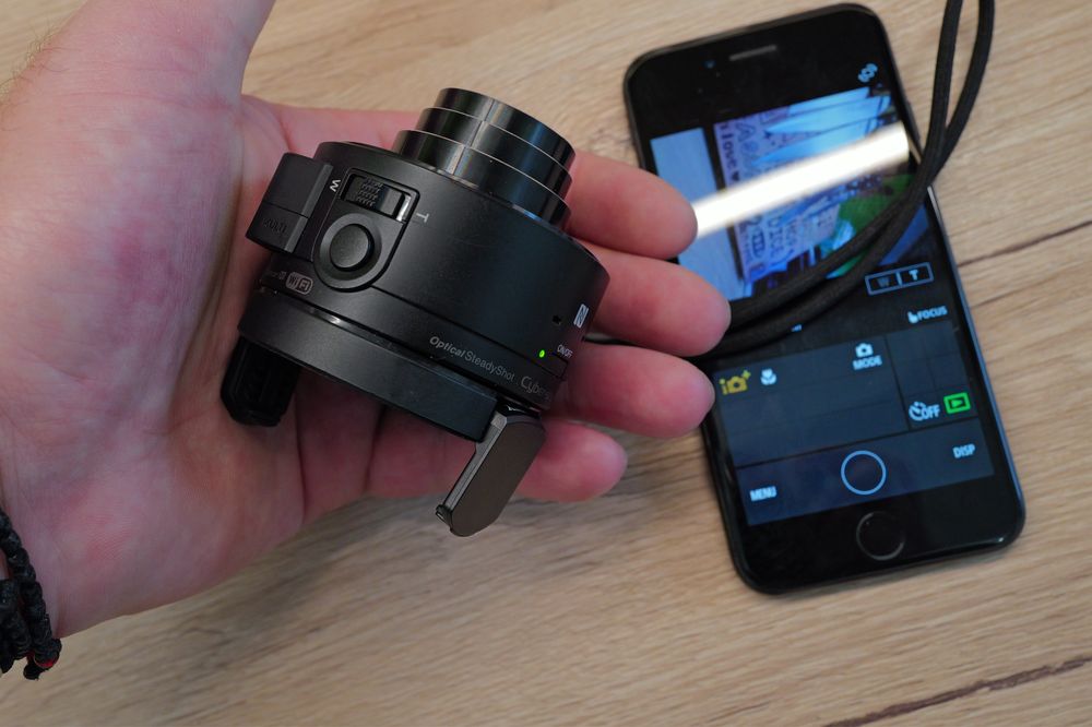 Aparat foto Sony Cybershot DSC-QX10 cu WiFi Lentila G 18 megapixeli