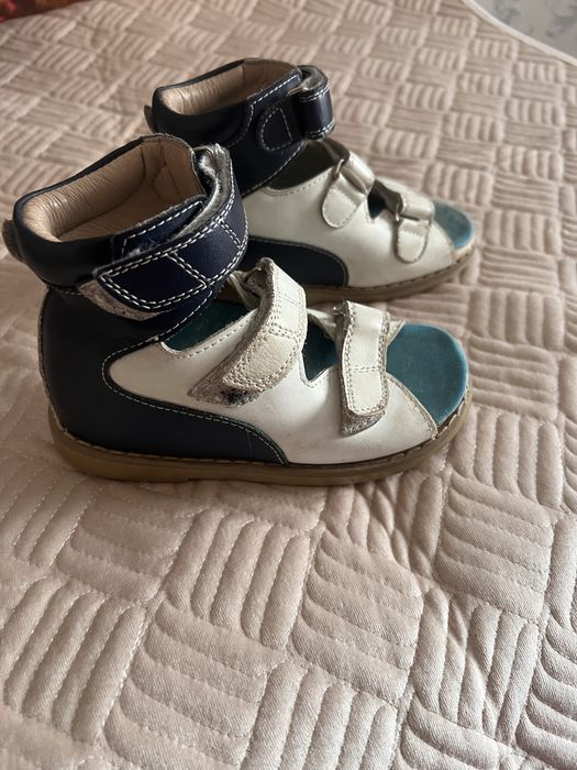 Продам ортопедические сандалии, годика на 3-4