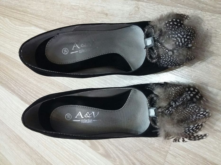 Дамски стилни обувки с пера и камъни